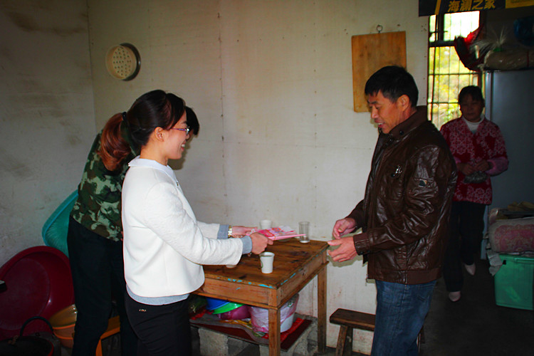 The labor union of the company organizes the employees to donate money to help the sick workers