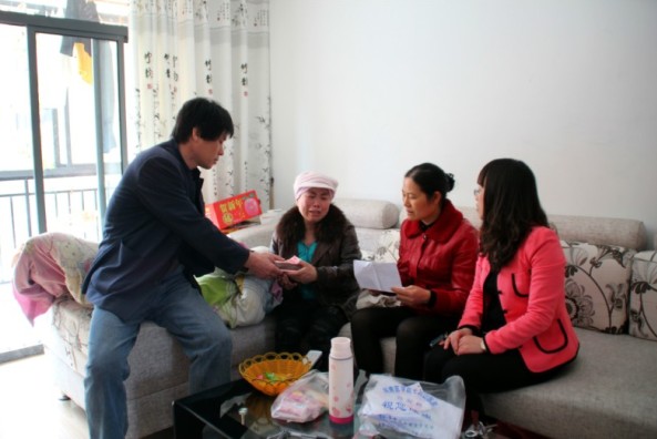 The company's employees have devoted their love to the sick worker Fang ChangAi